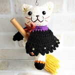 ハロウィン☆2021～・ほうきに乗ったコウモリマントの猫さん【白猫・黒マント】ストラップ