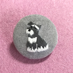 シュナウザー刺繍のくるみボタンブローチ　手刺繍　刺繍ブローチ　シュナウザー　ワンちゃん　くるみボタン　ブローチ