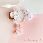 小さな白うさぎとお花のベビークリップ  (ピンク)【つまみ細工　髪飾り　お宮参り　百日祝い　初節句　ひなまつり】