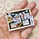 アリスのお部屋のメモボード＊白ウサギのカード＊黄色のえんぴつ