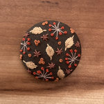刺繍くるみボタン（ヘアゴム/ブローチ）