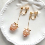 mini🍓まろやかブラウンないちごのイヤリング / ピアス