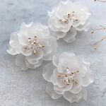 2個【AC09】ホワイト　花パーツ　フラワーカボション 大ぶり　すりガラス風 