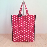 【40%OFF】大きめサイズ☆シュシュでくるっと簡単折りたたみエコバッグ　サブバッグ　肩掛け　洗濯可能　ラッピング対応可　A4　トートバッグ　赤×生成　ハート　　444