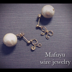 パールキャッチ    手描き風イニシャル×リボン ピアス