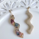  𝕜𝕦*𝕞𝕠𝕞𝕠𖦥⚘𖡡𖤣 ⌇くねくね⌇アンティークフラワー レジン ピアス ベージュ