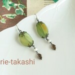 モスグリーンの天然石と木葉が揺れるアンティークピアス  