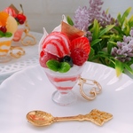 リニューアル♡大人気♡とろけるアイス　いちごとベリーのパフェキーホルダー☆フェイクスイーツ☆フェイクパフェ☆スイーツデコ☆ミニチュアパフェ☆パフェ☆いちご☆ストロベリー☆誕生日