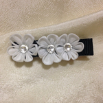 3個のお花のつまみ細工のヘアクリップ(白)