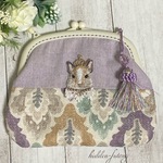 デグー(パイド)の手刺繍がま口ポーチ【ブローチ取り外し可能】