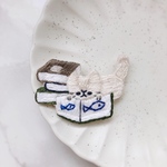 本を読む猫の刺繍ブローチ