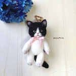 羊毛フェルト 猫 ハチワレ猫のキーホルダー