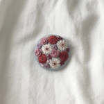 花手水〜花刺繍のくるみボタンブローチ