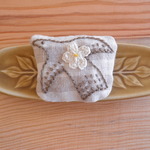 トリさん刺繍ブローチ　チェック