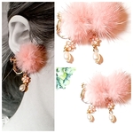 サーモンピンク色ふわふわミンクファー　花　大人かわいいイヤリング
