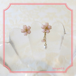 アシンメトリーなちっちゃな桜のピアス