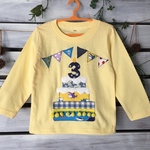 カラフルポップな3段ケーキとガーランド・お名前入りの長袖Tシャツ