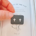 白　十字架ピアス　樹脂ピアス