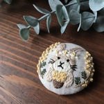 【ブローチorヘアゴムorパッチンピン】うさぎ刺繍　MILK
