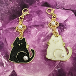 【送料無料】〈2個セット〉♡ パール猫ちゃんのチャーム　白猫と黒猫♡チャーム　マスクチャーム