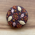 刺繍くるみボタン（ヘアゴム/ブローチ）