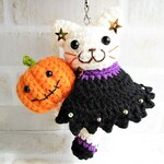ハロウィン☆2021～お化けカボチャを抱えたコウモリマントの猫さん【白猫・黒マント】ストラップ