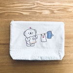 大ぶりなポーチ