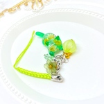 【グリーン】じゃれ猫　花入りストラップ