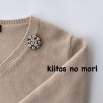 マーガレットの手刺繍くるみブローチ（黒）
