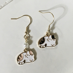 アシンメトリー  箱座り猫ちゃんピアス