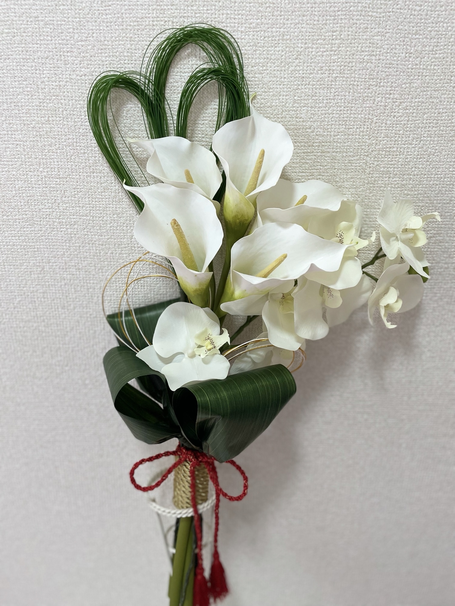 胡蝶蘭と南天、アネモネの和装ブーケ