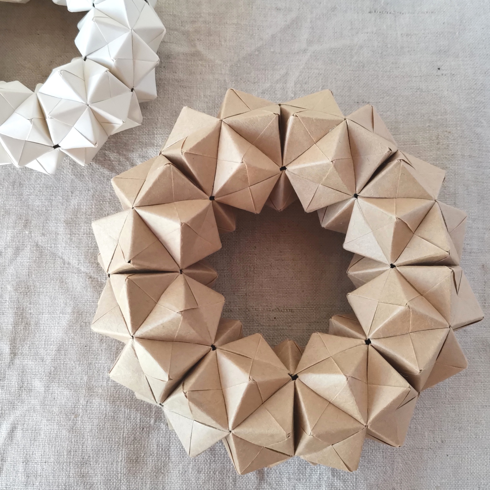 Modular origami * ユニット折り紙 リース型 クラフト紙