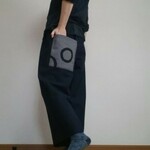 ワイドパンツ大きなポケットの柄が面白い暖かいフェルト調黒