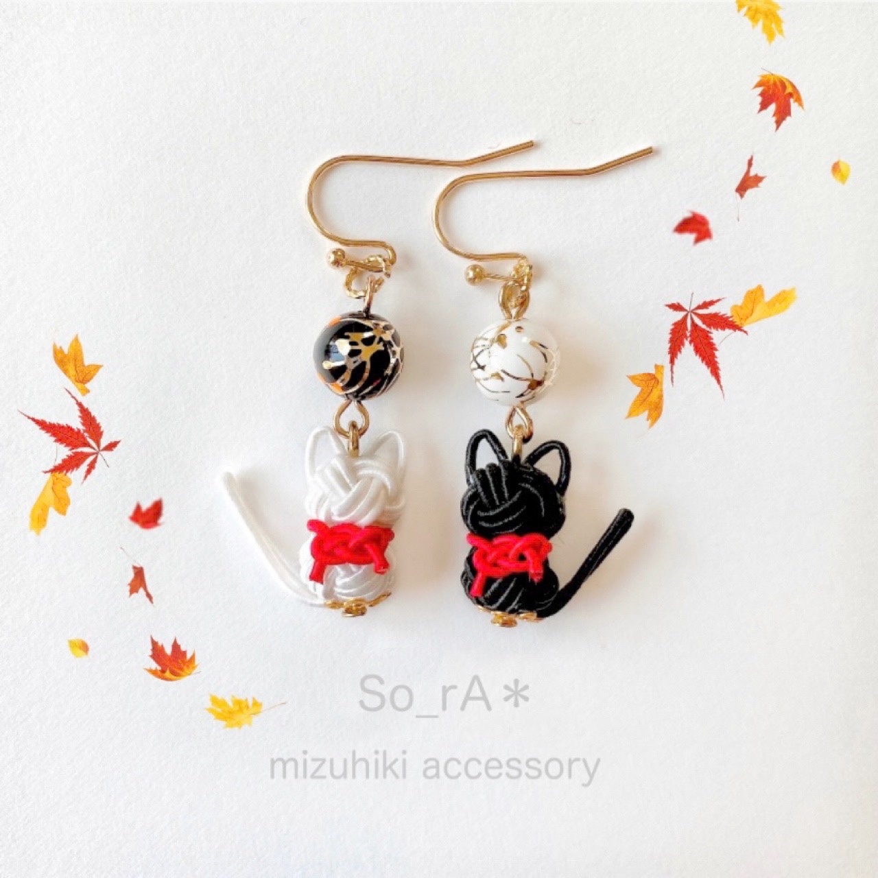 ね*ぽ様 【一点物】水引 黒猫と苺のピアス/イヤリング 猫アクセ】水引にゃんこ玉ピアス／イヤリング 白猫×黒猫 | 水引