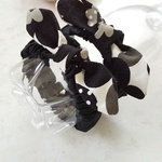 うさみみアームバンド(黒に北欧風黒の花柄のうさみみ)