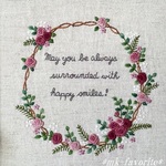 🌹ローズリース『幸せな笑顔に囲まれていますように♡』・手刺繍インテリア額・刺繍パネル・刺繍ファブリックパネル（no.3）