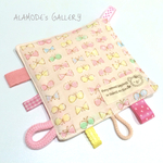 (100レビュー記念！送料100円！)Baby TOY ポケットサイズ かしゃかしゃ&タグ ハンカチ No.0178
