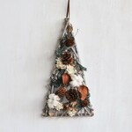木の実とコットンの壁掛けクリスマスツリー