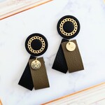 レトロカボションとカーキ×ブラックのレザーピアス