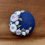 刺繍くるみボタン（ヘアゴム/ブローチ）