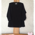 開き深めのシンプルボートネックブラウス(ブラック)
