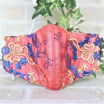 レッドの地にベージュとブルーの糸でお花とリボンを刺繡してあるチュールレースのマスク