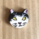 【送料無料】 石粉粘土ブローチ   「黒白前髪猫」