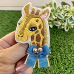 キリン(f)の刺繍ブローチ