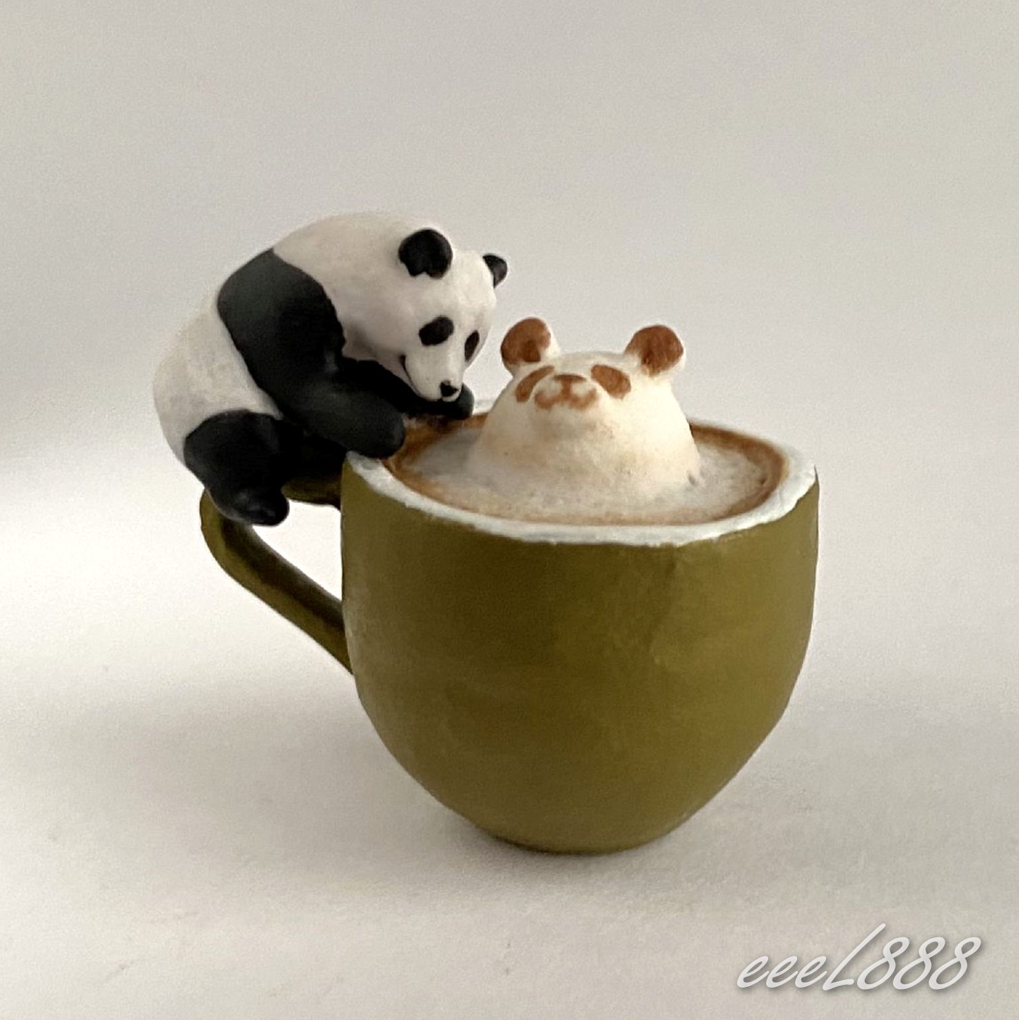 子パンダ 3Dラテアート（オリーブ色カップ） ミニチュア