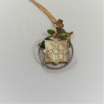 18.5ミリ💖正倉院宝物柄の「丸と四角」のペンダント　茶蝶貝