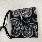 チャーム付き  プリーツマスク　サークルフラワー×黒（ノーズワイヤー、フィルターポケット付きマスク　不織布マスクカバーにも）