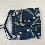 NEW⭐ チャーム付き  プリーツマスク　すずらんネイビー（ノーズワイヤー、フィルターポケット付きマスク　不織布マスクカバーにも）