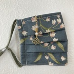 再2販⭐ チャーム付き  プリーツマスク　すずらんグレーグリーン（ノーズワイヤー、フィルターポケット付きマスク　不織布マスクカバーにも）