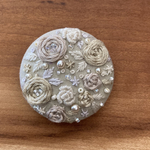 ビーズ刺繍くるみボタン（ヘアゴム/ブローチ）